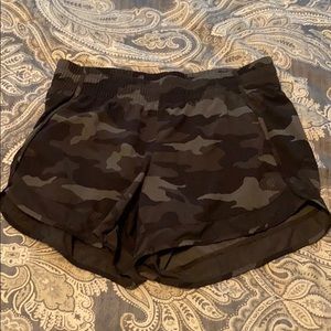 Athleta printed mesh racer run shorts
